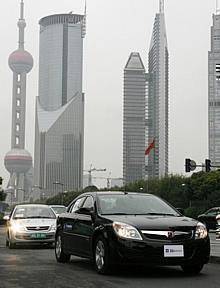 GM's Saturn Aura Greenline Hybrid Vehice in the Parade of 2007 Bibedum Challenge.